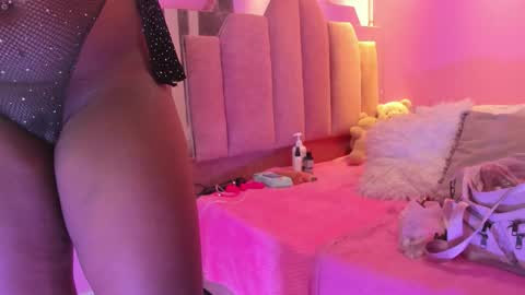 L O V E  online show from November 18, 12:30 pm