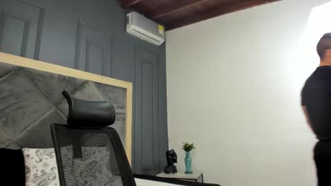 luca_morettii online show from January 14, 1:02 am