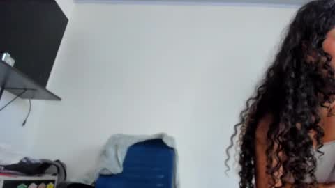 Snapshot of lucia_fuster chatting on October 25, 9:15 pm Lucia online show from October 25, 9:15 pm