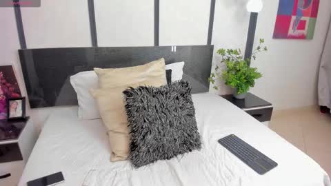  lucia wallace  online show from December 1, 1:58 am