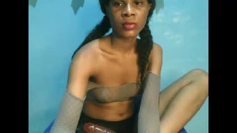 Snapshot of luckymadequeen chatting on September 30, 12:43 am Gloria online show from September 30, 12:43 am