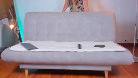 Hello my name is Lucy nice to meet you  thumb up is important for me kisses     online show from September 13, 1:24 pm