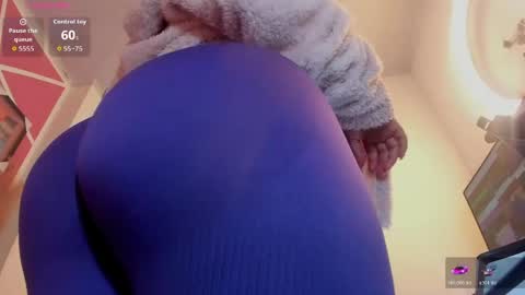 lucy_beatifull online show from May 13, 10:58 am