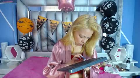 Snapshot of lucy_ny chatting on October 20, 2:00 pm SleepyAbuela online show from October 20, 2:00 pm