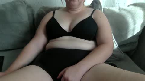 LucyGirl20 online show from October 18, 9:30 pm