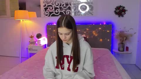 LuisaClover online show from December 22, 2:24 pm