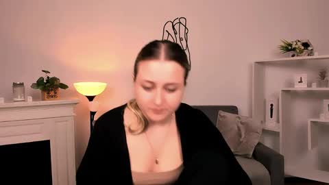 Lily online show from April 8, 9:29 pm