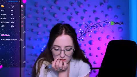 luna_berryy online show from December 19, 8:37 pm