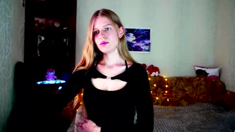 Snapshot of luna_evan chatting on October 3, 10:23 am luna_evan online show from October 3, 10:23 am