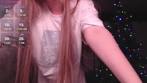 Snapshot of luna_loveisgood chatting on December 17, 8:32 pm Luna online show from December 17, 8:32 pm