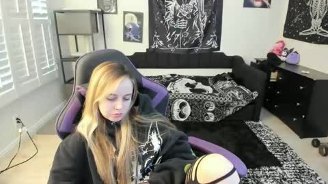 Luna online show from February 27, 6:44 pm