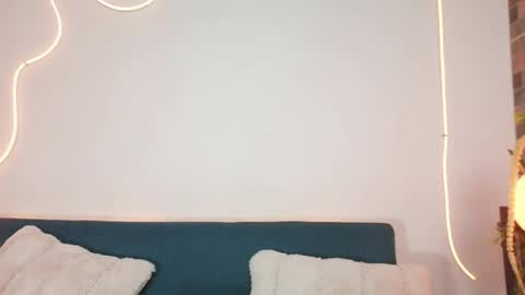 luna_valen online show from April 16, 3:39 am