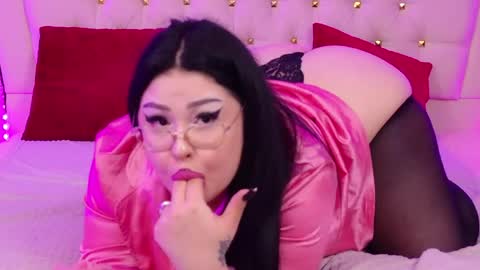 lunababe_ online show from May 3, 11:27 am
