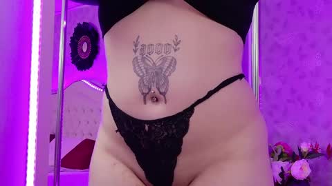 lunababe_ online show from April 25, 1:02 pm