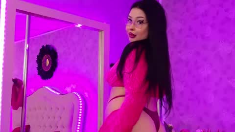 lunababe_ online show from May 11, 1:18 pm