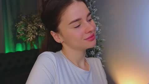 lunaolivia_ online show from December 16, 1:06 pm