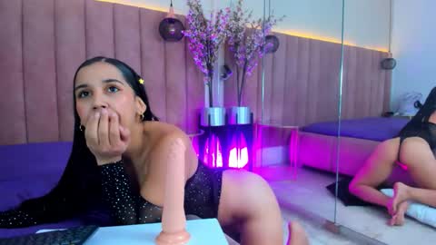 lunataylor_ online show from November 21, 1:31 pm