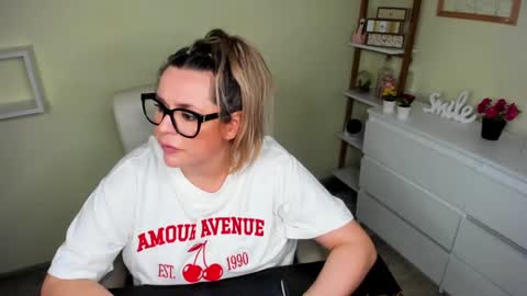 Snapshot of luxxx_diana chatting on February 20, 10:05 am Diana online show from February 20, 10:05 am