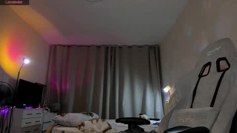 lynne_dawson online show from February 18, 4:40 pm