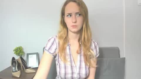 Snapshot of lyrafantasy chatting on October 13, 6:59 am Lura online show from October 13, 6:59 am