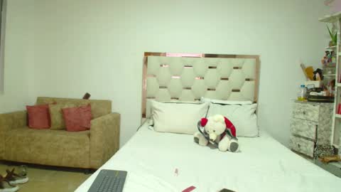 madelyn roses online show from December 19, 11:00 pm