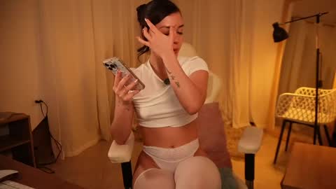 madisonlara online show from April 5, 7:00 pm