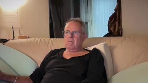 Snapshot of madmanacrossthewater chatting on November 1, 9:58 pm madmanacrossthewater online show from November 1, 9:58 pm