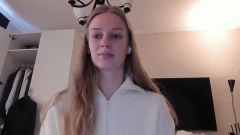 Snapshot of magic_couple13 chatting on February 25, 9:20 am Alice  online show from February 25, 9:20 am