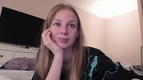 Snapshot of magic_couple13 chatting on December 5, 2:06 pm Alice  online show from December 5, 2:06 pm