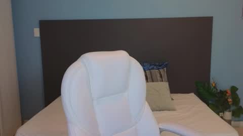 Maiaa Ruiz  online show from February 3, 12:36 pm