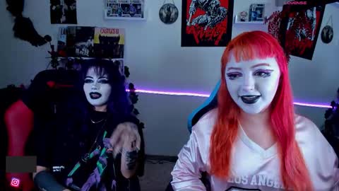 Snapshot of makii_33 chatting on October 3, 11:29 am ...  ... online show from October 3, 11:29 am
