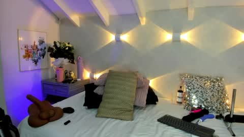 martina mIIler online show from April 4, 1:07 pm