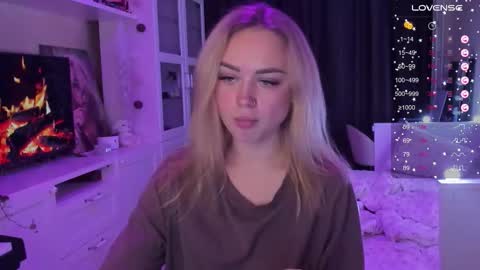 Snapshot of mary_romance chatting on October 13, 8:44 pm Mary online show from October 13, 8:44 pm