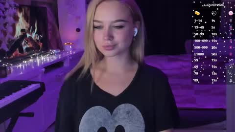 Snapshot of mary_romance chatting on March 9, 11:03 pm Mary online show from March 9, 11:03 pm