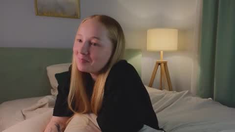 Laura online show from December 5, 1:38 am