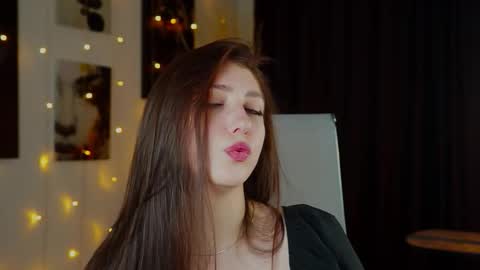 Mary Miller online show from December 2, 9:40 am