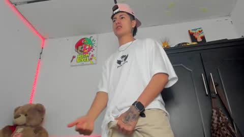 Snapshot of mateo_escobar chatting on October 19, 5:23 am mateo_escobar online show from October 19, 5:23 am