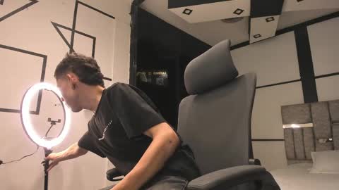 MathewSanz  online show from April 4, 12:23 pm