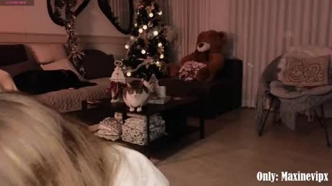 Maxine online show from December 19, 1:12 am