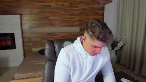 MaxKaiden online show from March 13, 7:00 am