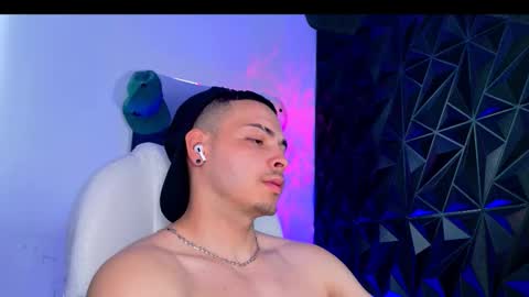 MAX online show from March 1, 8:02 pm