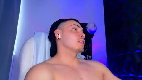 MAX online show from February 1, 9:56 pm