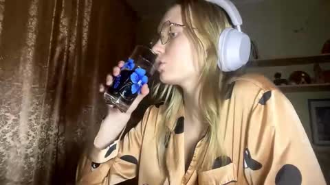 Snapshot of maybelleensminger chatting on October 4, 7:44 pm Lola online show from October 4, 7:44 pm