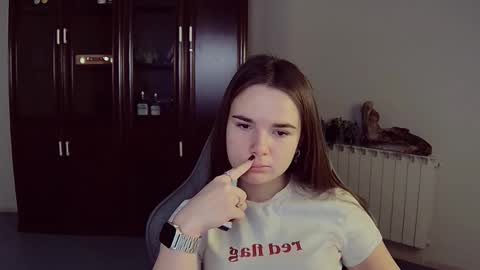 maybloom_ online show from November 20, 9:19 am