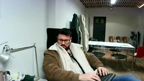 Snapshot of maythe4bwu chatting on December 11, 4:09 pm maythe4bwu online show from December 11, 4:09 pm