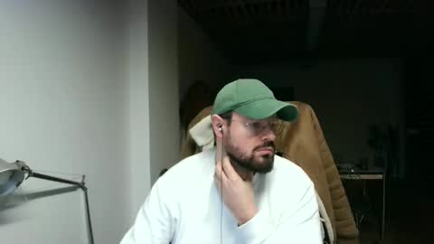 Snapshot of maythe4bwu chatting on December 31, 12:15 pm maythe4bwu online show from December 31, 12:15 pm