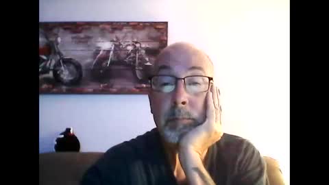 Snapshot of meathome3 chatting on October 25, 12:04 pm me at home online show from October 25, 12:04 pm