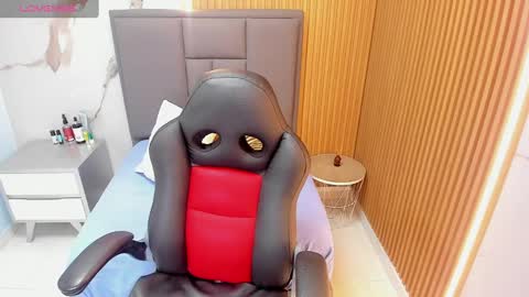 M E G A N  online show from September 15, 12:17 pm