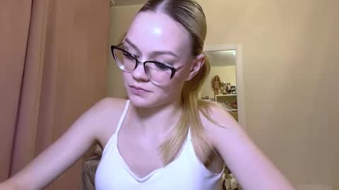 Mia online show from March 14, 2:43 pm