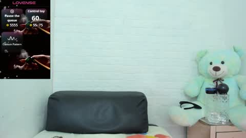 melannie roses online show from May 6, 3:01 am